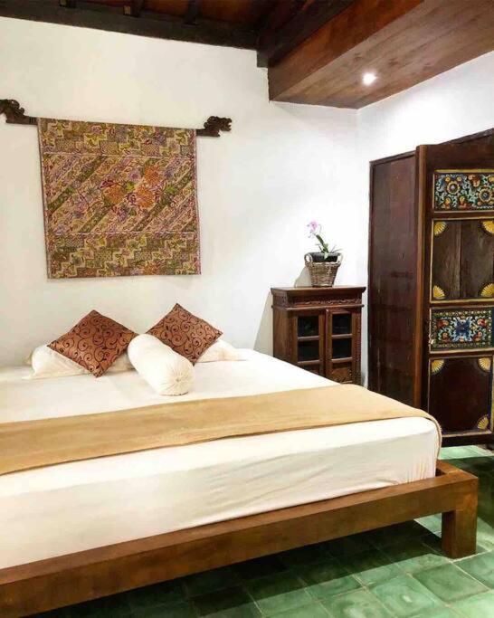 Rumah liburan Joglo House In By Penggemarlawas Bogor