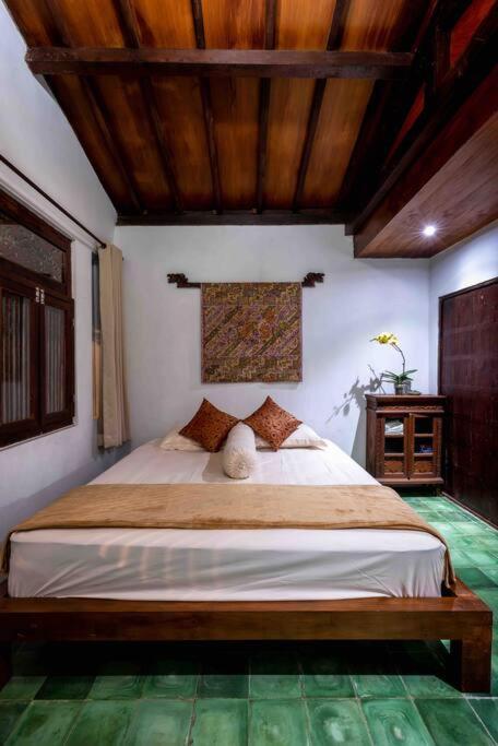 Rumah liburan Joglo House In By Penggemarlawas Bogor