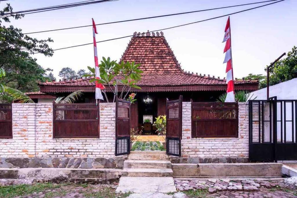 Rumah liburan Joglo House In By Penggemarlawas Bogor