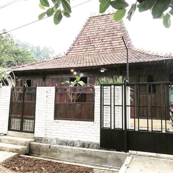 Joglo House In By Penggemarlawas Rumah liburan