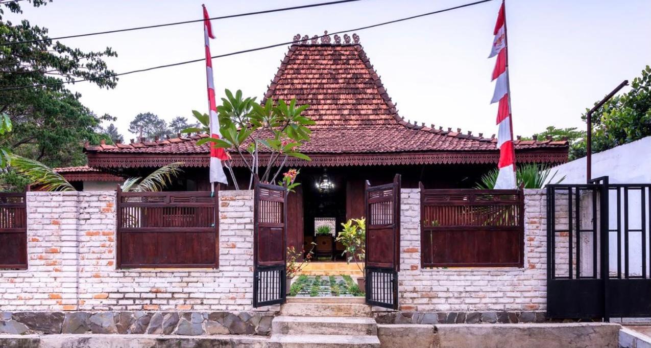 Joglo House In By Penggemarlawas Rumah liburan
